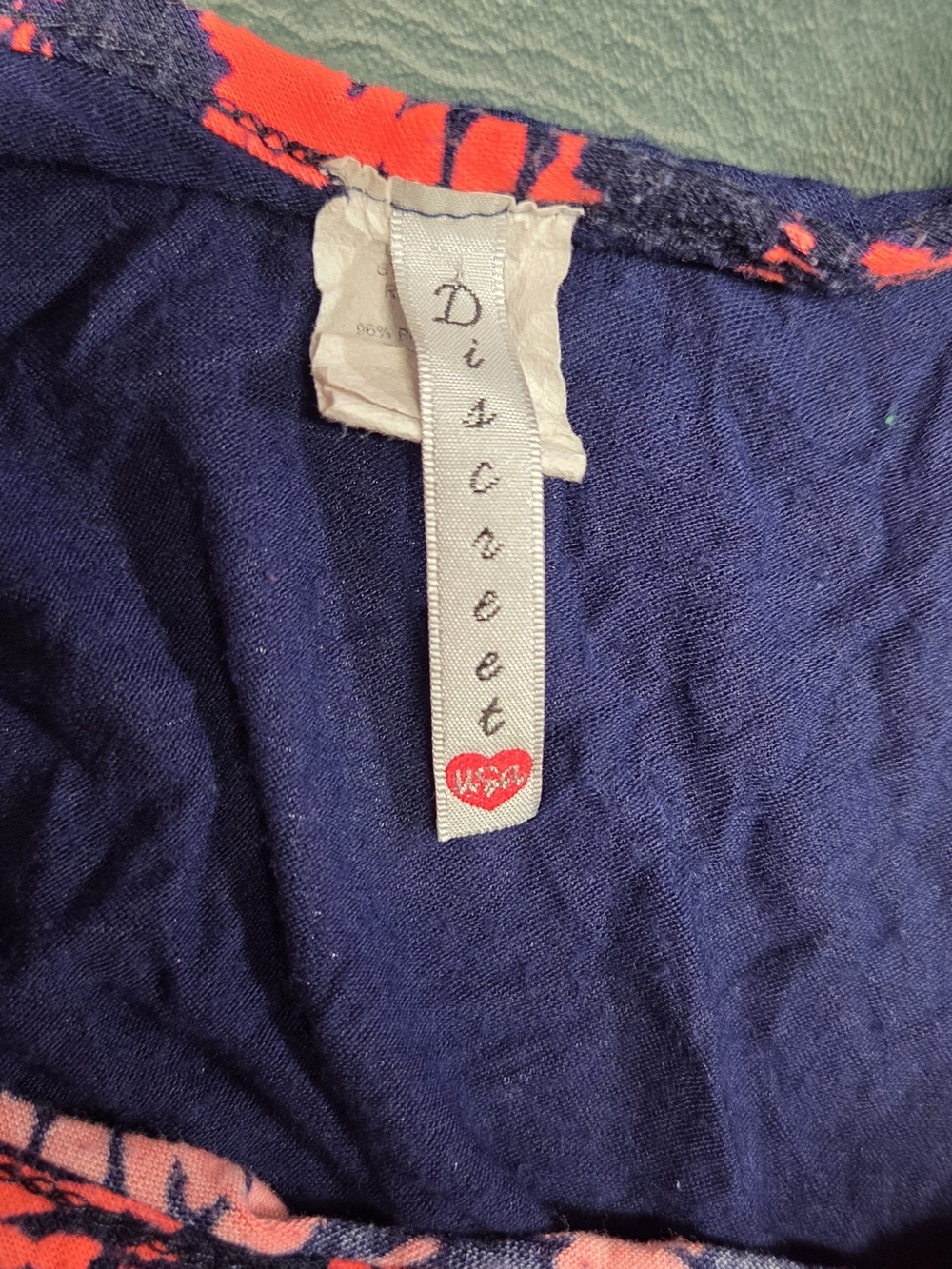 **Discreet Navy and Coral Short-Sleeve Patterned Pocket Tee** - Picture 5 of 6